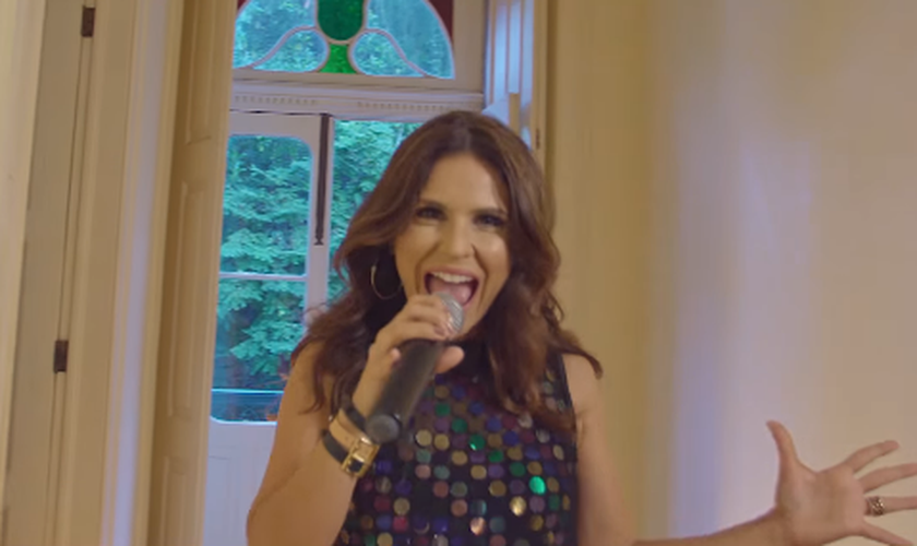 O videoclipe de “Corre” aposta no estilo plano-sequência, como se fosse gravado em um único take. (Foto: Reprodução).