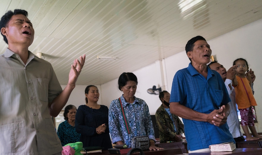 Cristãos participam de culto no Camboja. (Foto: Los Angeles Times)