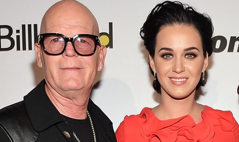 Pastor Keith Hudson (esquerda) ao lado de sua filha, a cantora pop Katy Perry. (Foto: Billboard)
