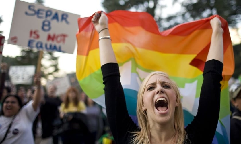 Militantes LGBT protestam em ruas dos EUA. (Foto: NewNowNext)