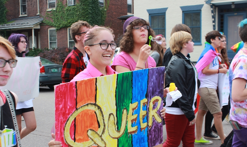 Jovens e adolescentes se manifestam a favor da ideologia de gênero. (Foto: Outright Vermont)