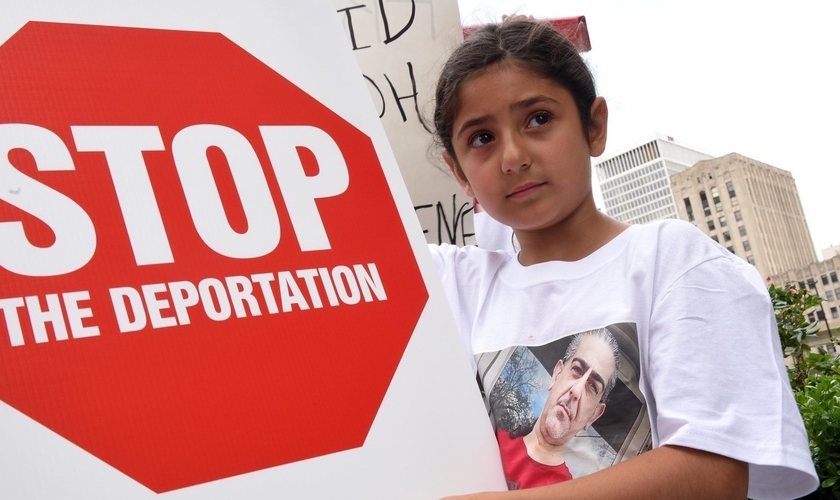 Garota expõe placa em protesto contra a deportação, nos EUA. (Foto: San Diego Union Tribune)