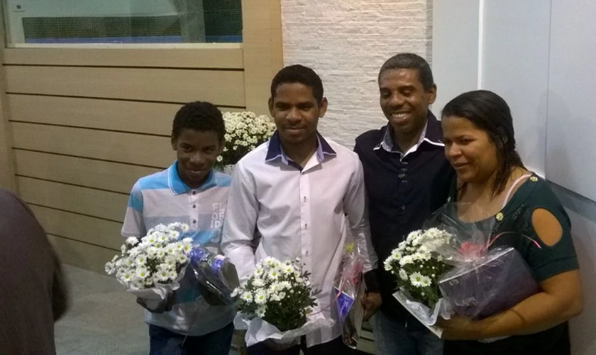 Vilson teve a alegria de ver sua esposa e filhos se batizando. (Foto: Reprodução).