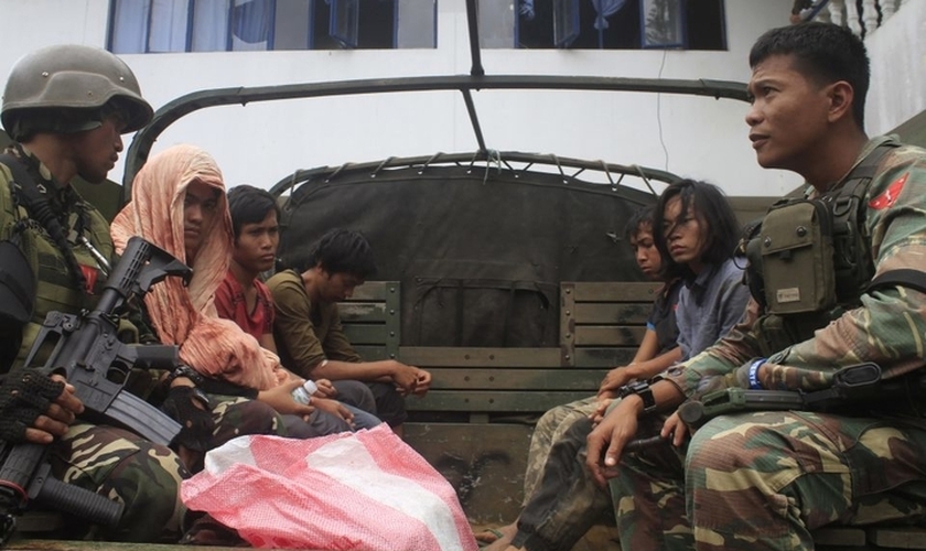 Até agora, 70 militares, 27 civis e 290 militantes foram mortos em confrontos entre militantes e tropas governamentais. (Foto: Reuters).
