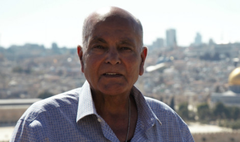 Tass está empenhado em promover as boas novas de Cristo por meio de seu novo livro. (Foto: Reprodução).