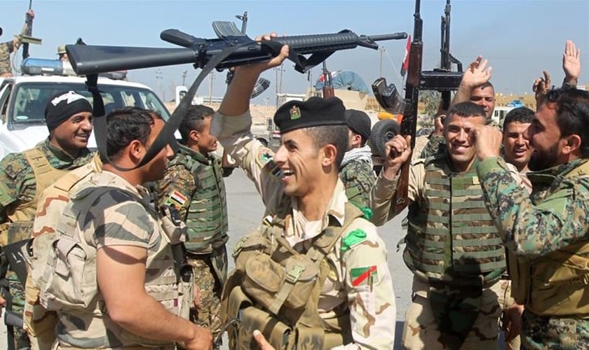 Soldados iraquianos celebram vitórias contra o Estado Islâmico em Mossul. (Foto: Al Jazeera)