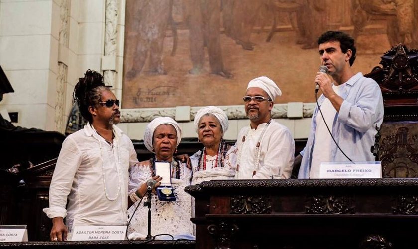 O deputado estadual Marcelo Freixo ao lado dos filhos da mãe de santo Beatriz. (Foto: Divulgação)