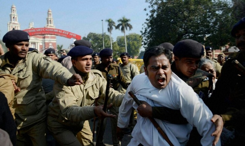 Os cristãos foram arrastados, chutados e insultados com palavrões pelos hindus locais. (Foto: Reuters).