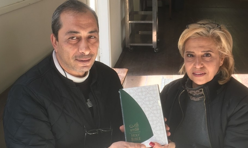 Rafi (esqueda) e Fadia (direita) segurando sua nova Bíblia que ganharam na Austrália. (Foto: Eternity News)
