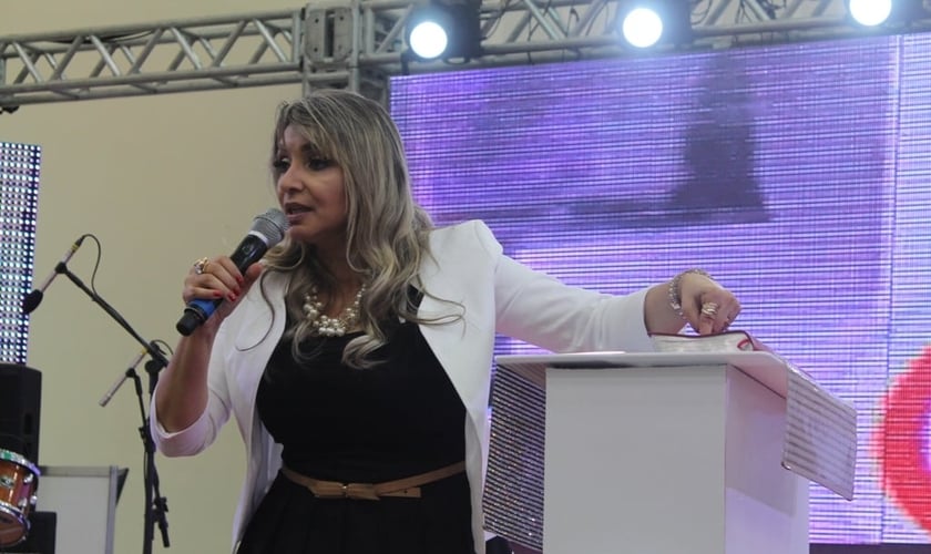 A cantora ministrou para mais de 400 mulheres que se fizeram presentes no encontro. (Foto: João Neto).