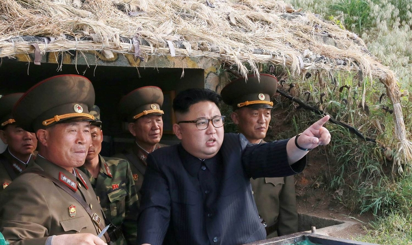 Ditador Kim Jon Un com seus soldados, na Coreia do Norte. (Foto: NBC News)