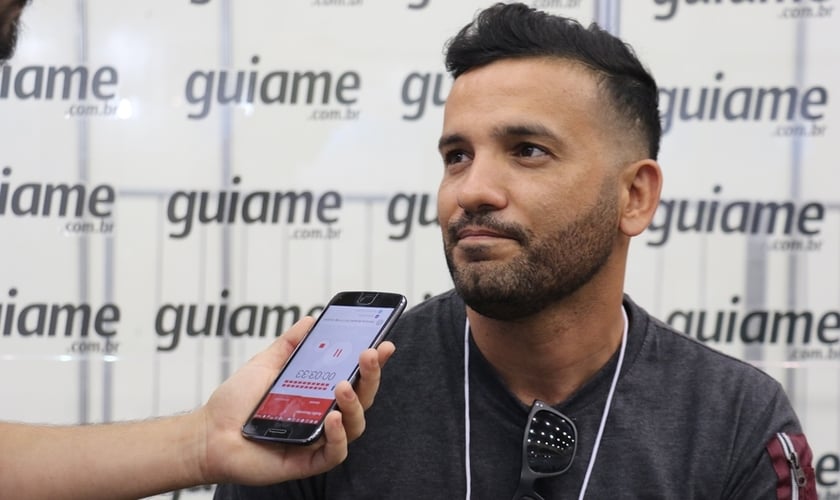 Edson Soares, vocalista do ministério, falou sobre as experiências da banda fora do Brasil. (Foto: Guiame/Marcos Paulo Corrêa).