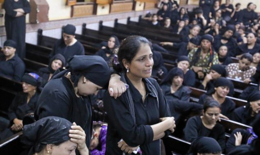 Mulheres no funeral dos cristãos que foram mortos em Minia, no Egito. (Foto: Reuters/Mohamed Abd El Ghany) 