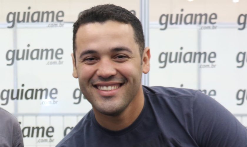Tiago Mangela investe no pop rock e adoração para atrair vidas para Cristo. (Foto: Guiame/Marcos Paulo Corrêa).