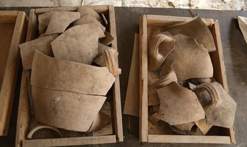 Durante a escavação, arqueólogos encontraram artefatos raros. (Foto: Eliyahu Yanai/City Of David)
