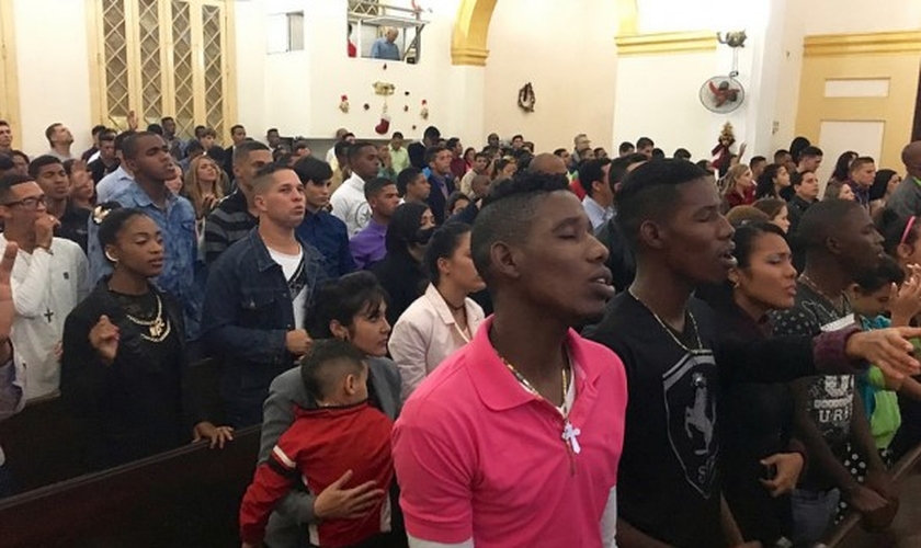 Cristãos participam de culto em igreja de Cuba. (Foto: STEVE BEARD)