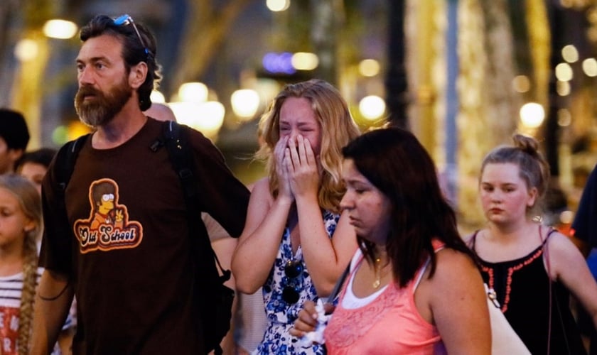 Famílias das vítimas choram após ataque em Barcelona. (Foto: ETOnline)