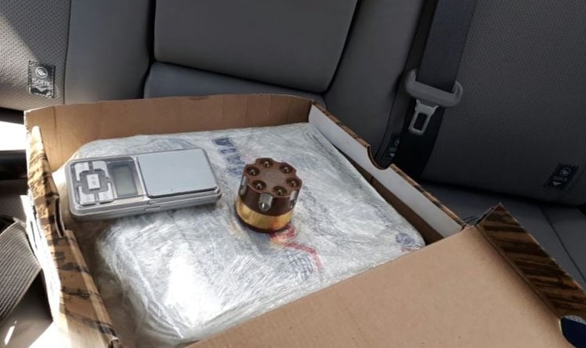 Além da droga, foram encontrados um dichavador e uma balança de precisão. (Foto: PMDF)