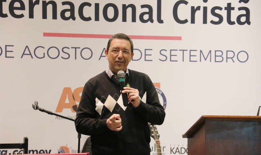 Josué Campanhã na abertura da 6ª Feira Literária Internacional Cristã. (Foto: Guiame/Marcos Paulo Corrêa)