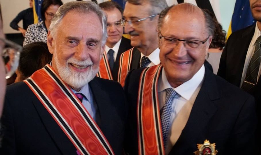 O pastor Carlos Alberto Bezerra recebeu de Alckmin a mais alta honraria de São Paulo. (Foto: Divulgação)