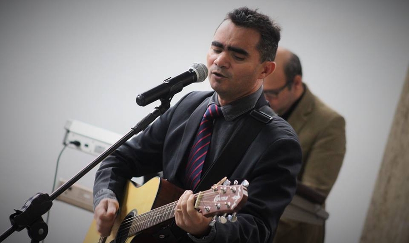 Darrell Evans canta a faixa “Maravilhoso”, nome que dá o título do projeto. (Foto: Reprodução).