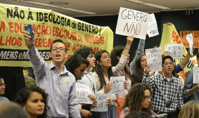 Manifestantes protestam contra a doutrinação ideológica nas escolas. (Foto: Carta Capital)