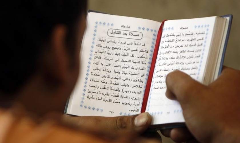 Baqur procura distribuir as Bíblias em segredo para que muitos possam conhecer Cristo. (Foto: Reuters).