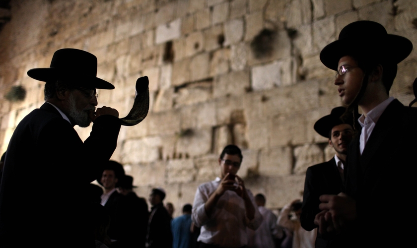Judeu ortodoxo soprando um Shofar no Muro das Lamentações, no feriado de Rosh Hashaná. (Foto: EPA/Abir Sultan)