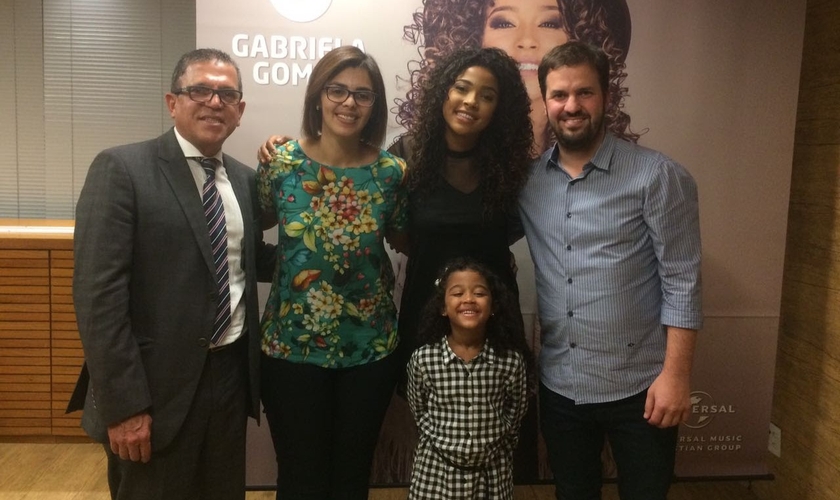 Gabriela Gomes é contratada pela Universal Music e prepara relançamento