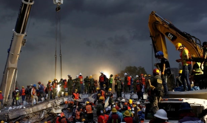 Resgatistas trabalham na operação de resgate em escombros na Cidade do México. (Foto: Carlos Jasso/Reuters)
