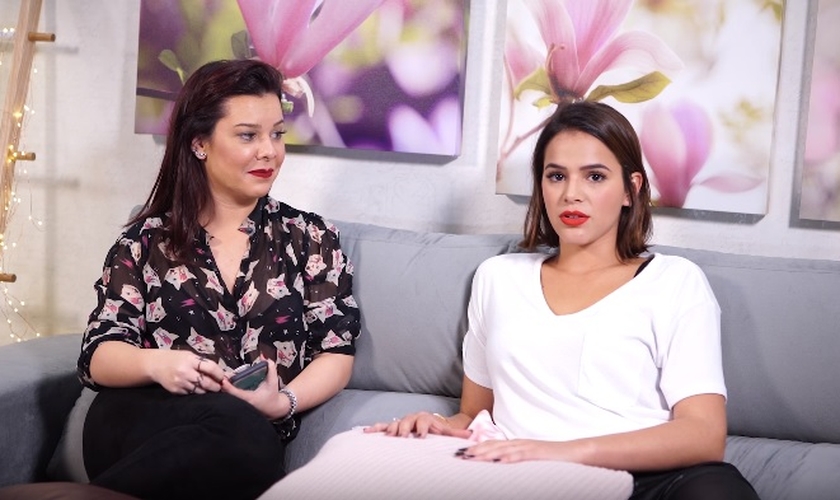 Bruna Marquezine falou sobre suas experiências com Deus no canal da Fernanda Souza. (Foto: Reprodução/Youtube)
