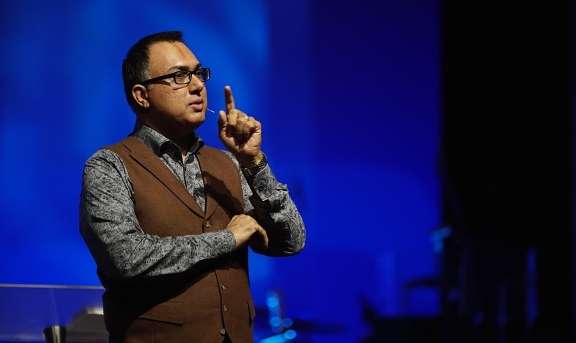 Faisal Malick cresceu como um muçulmano e dizia: "Não há nada que me faça confessar que Jesus é o Senhor". (Foto: Reprodução).