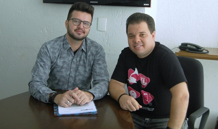 Pastor William Santos e Ricardinho Carvalho na assinatura do contrato. (Foto: Divulgação).
