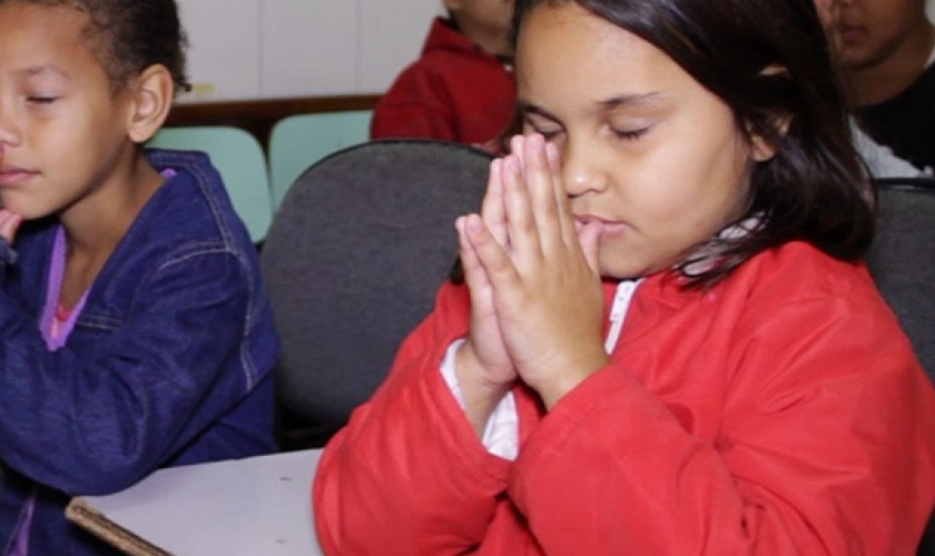 Crianças oram em escola. (Foto: Campo Grande News)
