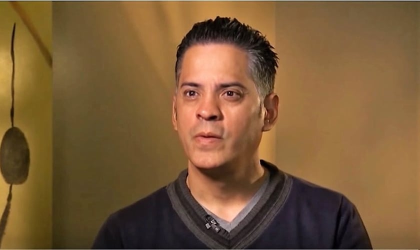 John Ramirez foi um bruxo de 'grande poder' em sua juventude, mas acabou entregando sua vida a Jesus e hoje é um evangelista. (Imagem: Youtube)