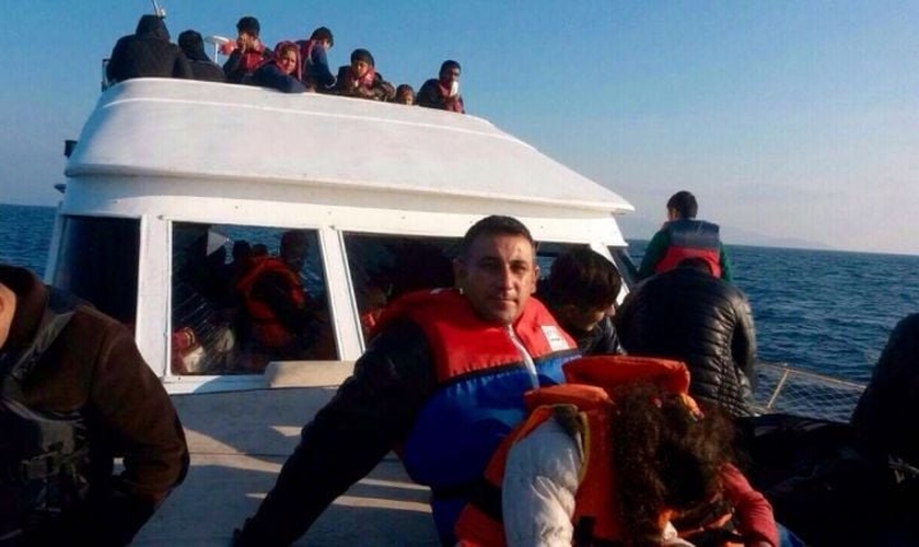 Saad e suas duas filhas no Mar Mediterrâneo durante fuga do Iraque, em agosto de 2014. (Foto: Arquivo pessoal)