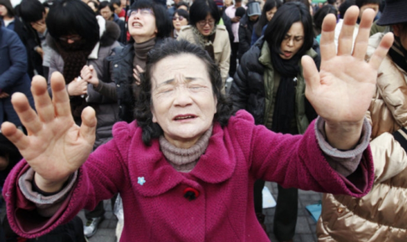 Cristãos orando pelos norte-coreanos em Seul, capital da Coreia do Sul. (Foto: Reuters/Kim Hong-ji)