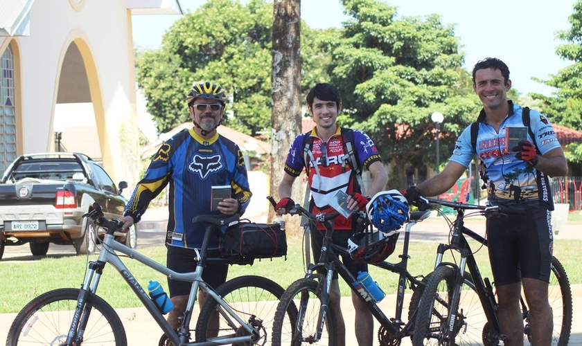 Os missionários vão enfrentar 200 quilômetros de pedalada. (Foto: Mariana Canto/Pedalando por Bíblias)