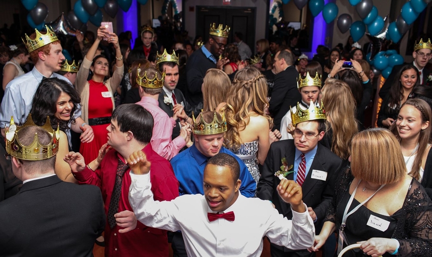 As igrejas irão sediar o evento "Night to Shine" para jovens com necessidades especiais. (Foto: Reprodução).