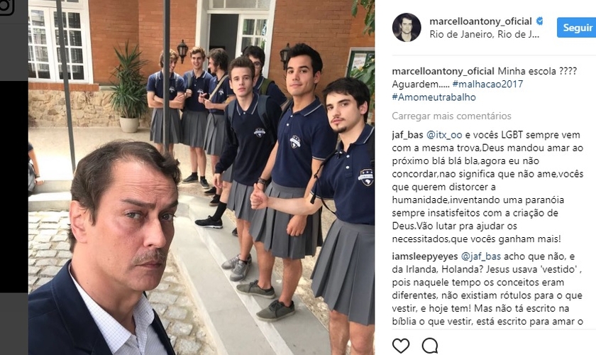Marcello Antony publicou foto com garotos de saia, durante uma gravação de cena da novela Malhação. (Imagem: Instagram - reprodução)