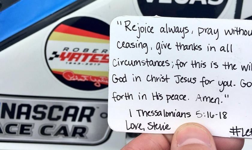 Bilhete com reflexão bíblica que Dale Earnhardt Jr. carregou em seu carro durante uma das corridas. (Foto: Twitter)