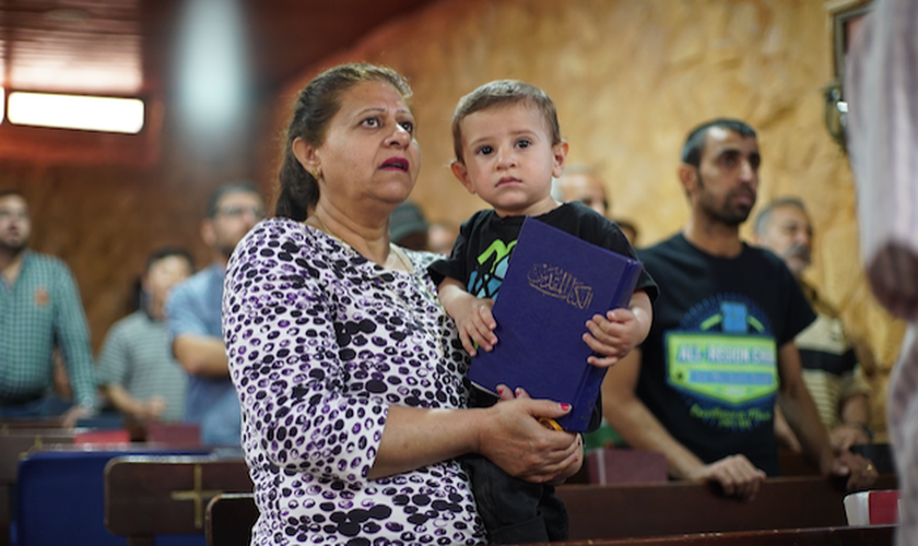 O casal trabalha com refugiados em nome da Sociedade Bíblica há sete anos. (Foto: Sociedade Bíblica).