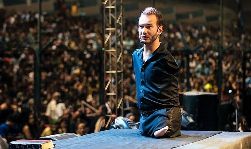 Nick Vujicic viaja por diversos países do mundo, pregando o Evangelho e compartilhando seu testemunho de superação. (Foto: beliefnet.com)