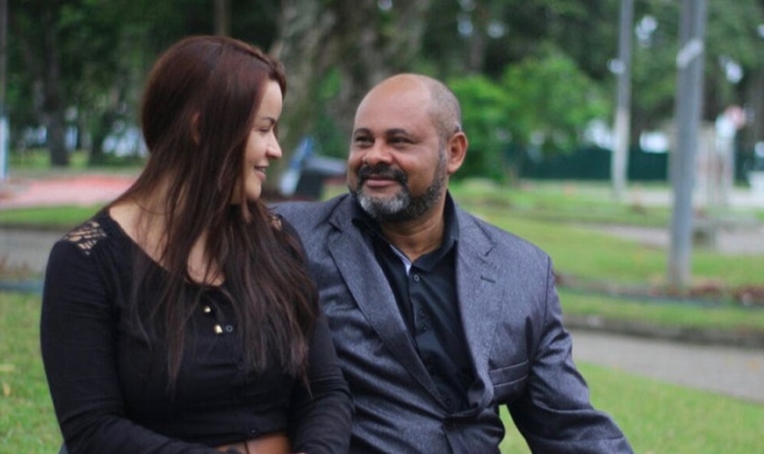 Arlindo Xavier ao lado de sua esposa, Marcela, que enfrentou os momentos difíceis ao seu lado. (Foto: Arthur Xavier)