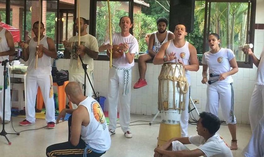 Pastor Roberto Cruvinel (com berimbau ao meio) é vice-campeão paulista da modalidade esportiva. (Foto: Facebook)