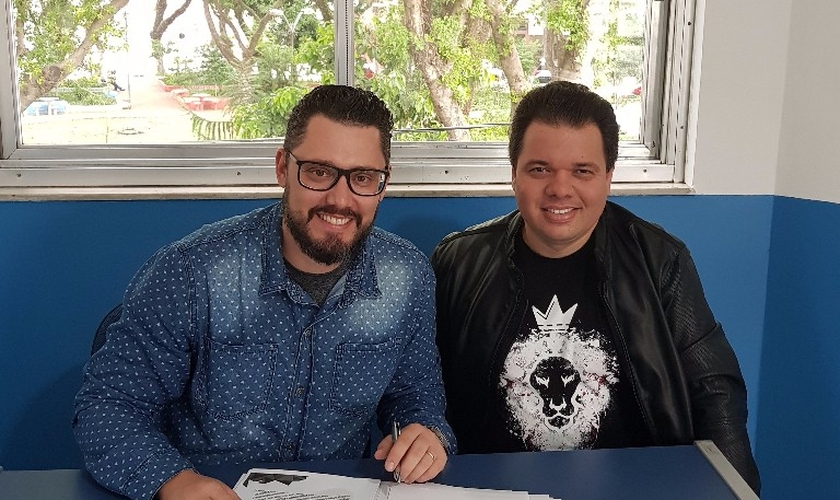 Chris Boni no momento da assinatura de contrato com Ricardinho Carvalho, diretor da Nova Fase Music (Foto: Divulgação).