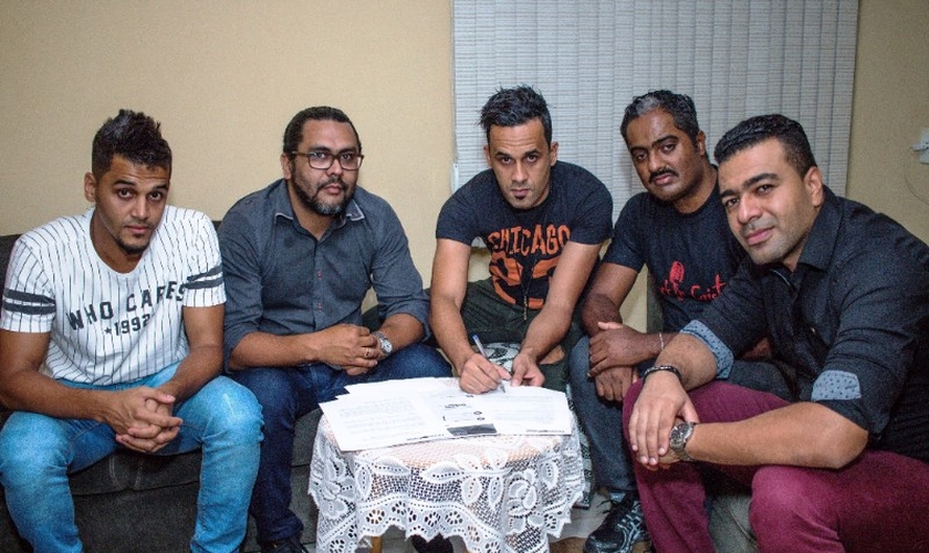 A banda é formada pelo vocalista Adriano Carmo, os guitarristas Jeff Viveiros e Wellington Duellis, o baixista Fernando Reis e o baterista Matheus Carmo. (Foto: Divulgação).