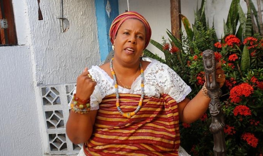Jaciara Ribeiro se apresenta como ialorixá, termo que faz referência à autoridade de um terreiro, mais conhecida como "mãe de santo". (Foto: UOL)