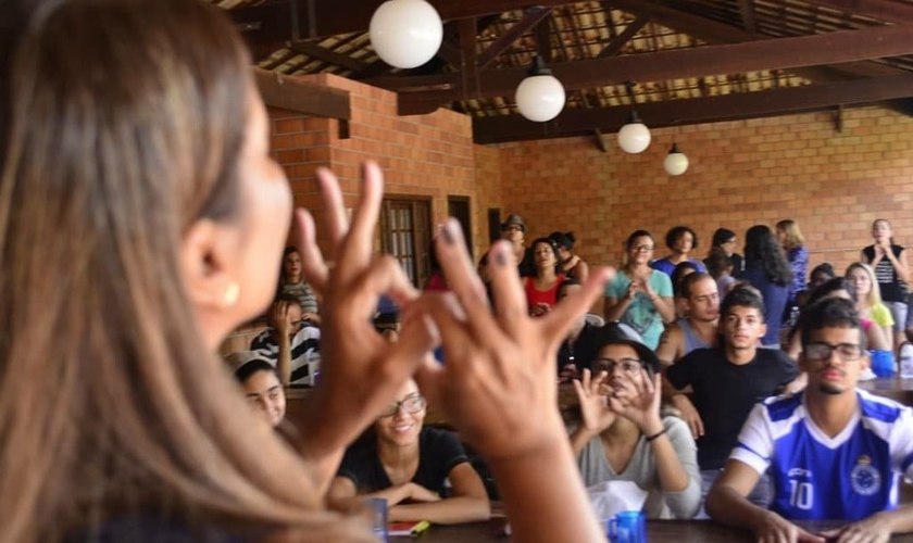 A forma de se comunicar desse público é diferente de quem não tem problema com audição. (Foto: Lagoinha).