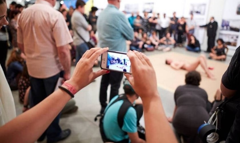 Performance com homem nu envolvendo crianças durante evento do Museu de Arte Moderna gerou grande polêmica nas redes sociais. (Foto: O Globo)